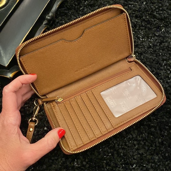 BRAND NEW Michael Kors Leather Wristlet Wallet - Picture 3 of 14